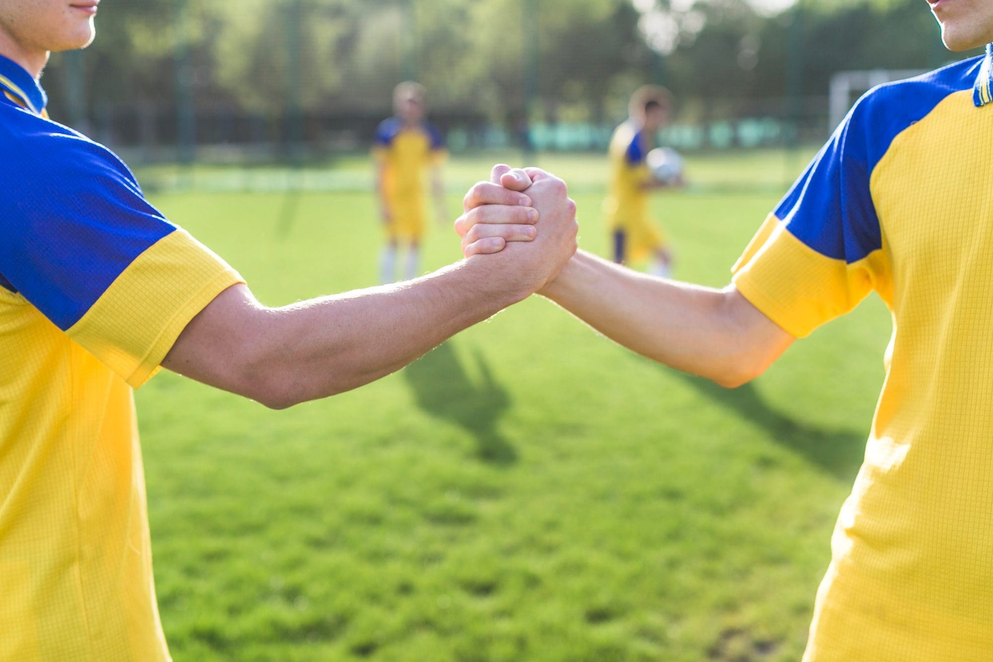 Amigos jogando futebol society em comemoração de aniversário