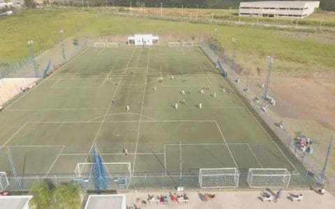 Vista aérea da Arena Maximus com campo sintético e quadras de areia em Indaiatuba