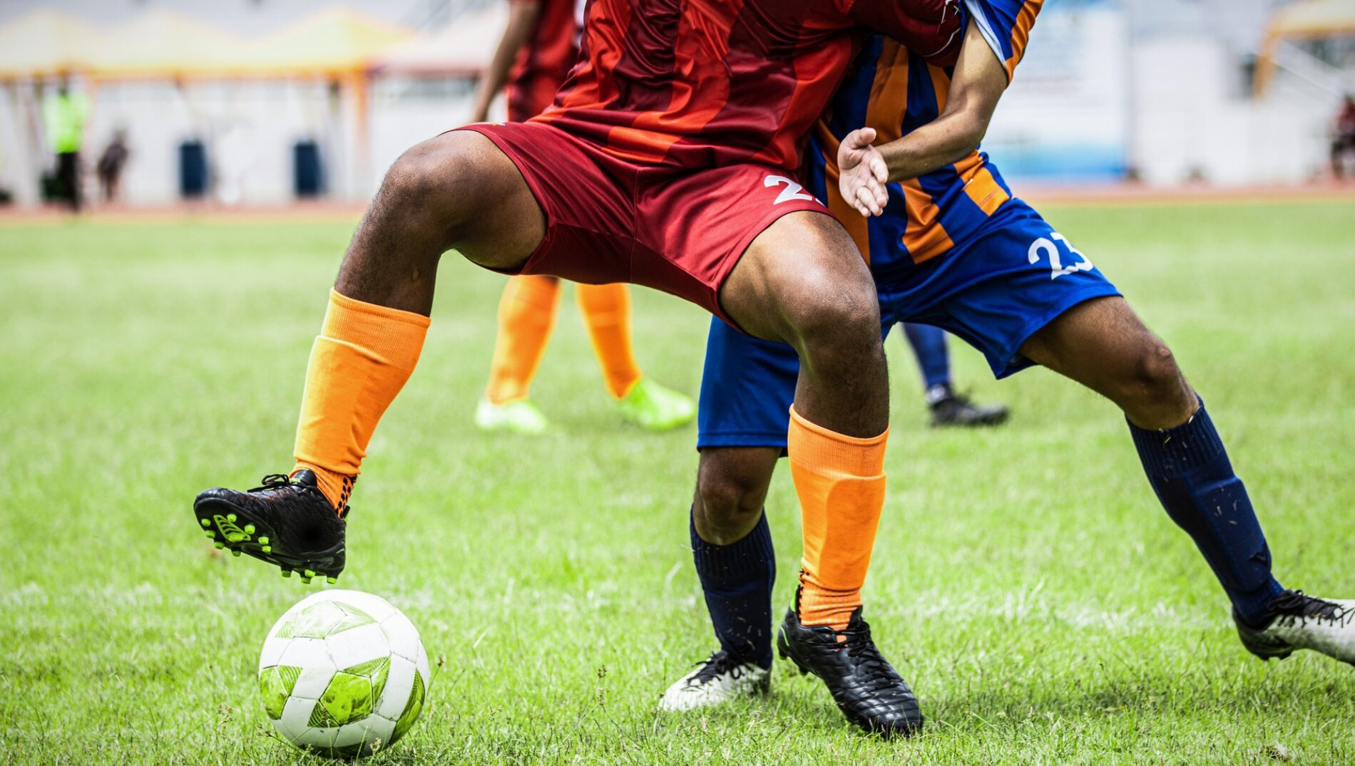 Partida de futebol society entre amigos no complexo Arena Maximus